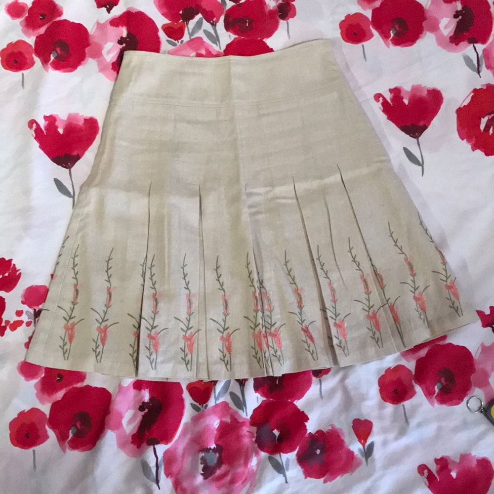 Embroidered pleated skirt